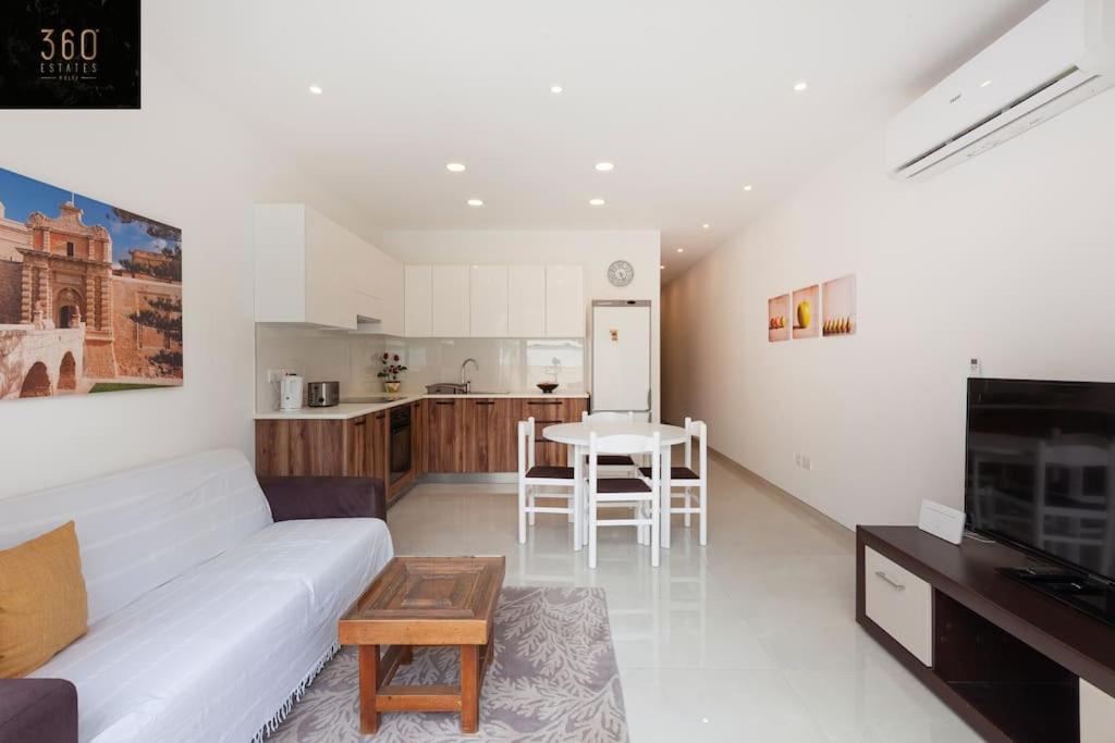 Comfy Apt With Terrace, 5 Mins To Sliema Ferries By 360 Estates Gzira Buitenkant foto